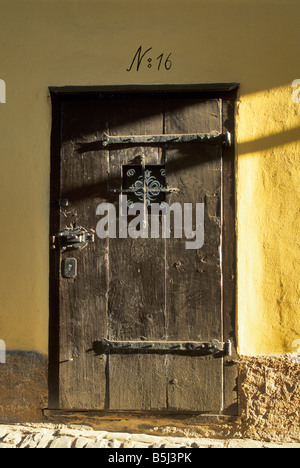 Porta a casa il Golden Lane a Hrad Castle Hill a Praga Repubblica Ceca Foto Stock