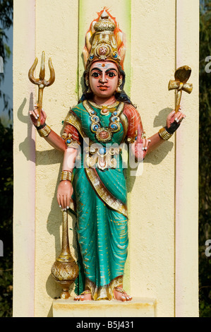 Durga statua nel tempio ingresso ad arco. Andhra Pradesh, India Foto Stock