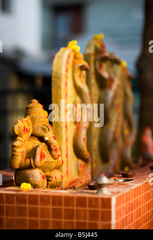 Ganesha statua su un villaggio all'aperto santuario. Puttaparthi, Andhra Pradesh, India Foto Stock