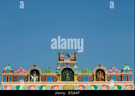 Divinità indù arcata dipinta su una strada contro il cielo blu. Andhra Pradesh, India Foto Stock