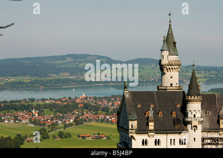Il Castello di Neuschwanstein e il lago di Forggensee a Schwangau presso Fuessen Allgaeu Baviera Germania Foto Stock