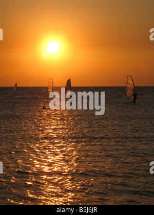 Gli appassionati di windsurf al tramonto nel Mare Mediterraneo Tel Aviv Israele Foto Stock