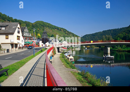 Flusslandschaft der Lahn und Ortsansicht von Obernhof, Naturpark Nassau, Westerwald, Renania-Palatinato Foto Stock