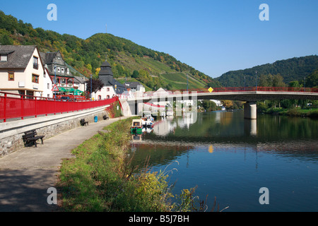 Flusslandschaft der Lahn und Ortsansicht von Obernhof, Naturpark Nassau, Westerwald, Renania-Palatinato Foto Stock