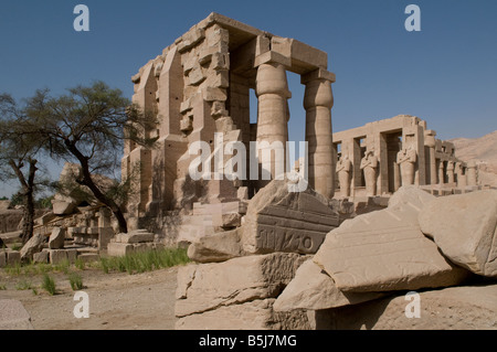 Osirid statue decorando Ipotstyle sala del Ramesseum mortuario tempio di Ramesses II sulla riva occidentale del Nilo in Luxor Egitto Foto Stock