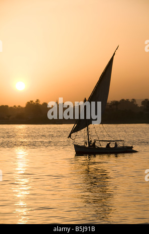 Un stagliano felucca tradizionali in legno barca a vela sul fiume Nilo tra Assuan e Luxor Egitto Foto Stock