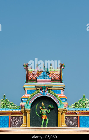 Divinità indù arcata dipinta su una strada contro il cielo blu. Andhra Pradesh, India Foto Stock