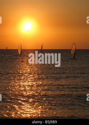 Gli appassionati di windsurf al tramonto a Tel Aviv seacoast Israele Foto Stock