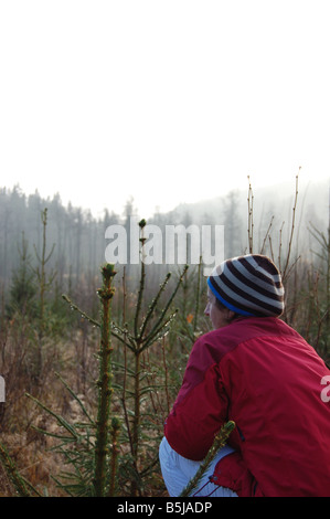 La figura nel bosco Foto Stock