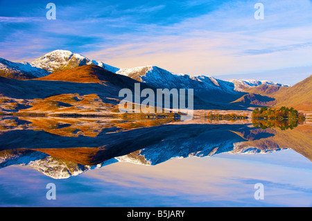 Riflessioni all'alba in Loch Tulla Rannoch Moor Highlands della Scozia Foto Stock