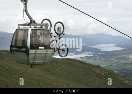 Una cabinovia che trasportano mountain bikes per la discesa con la mountain bike in corso presso la gamma Nevis vicino a Fort William Foto Stock