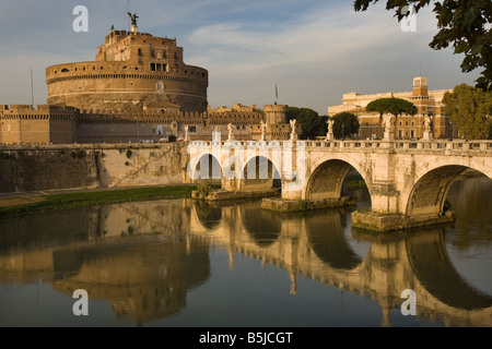 Castel Sant'Angelo e il fiume Tevere centrale Roma Italia Foto Stock