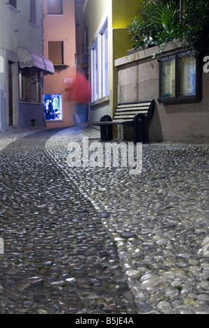 Malcesine strada stretta con doppio colore acciottolato. Veneto, Italia Foto Stock