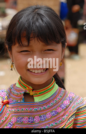 Fiore ragazza Hmong in Bac Ha villaggio Vietnam Foto Stock