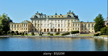 Il Castello di Drottningholm sul lago Malaran vicino a Stoccolma in Svezia Foto Stock