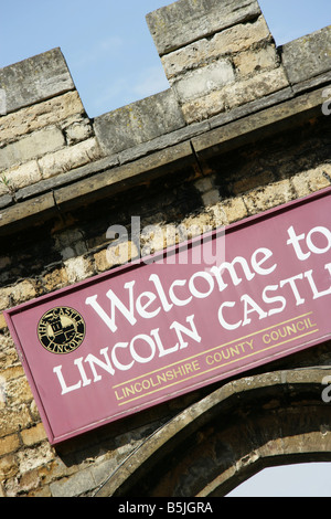 Città di Lincoln, Inghilterra. Angolo di visualizzazione di East Gate ingresso visitatori a Guglielmo il Conquistatore costruito Lincoln Castle. Foto Stock