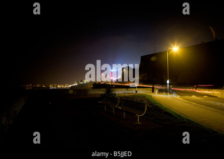 Faro. Smeatons Tower Plymouth Hoe con raggio di emissione di luce Foto Stock