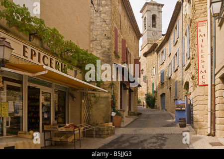 Negozi in stretta strada posteriore a Châteauneuf du Pape Vaucluse Francia Foto Stock