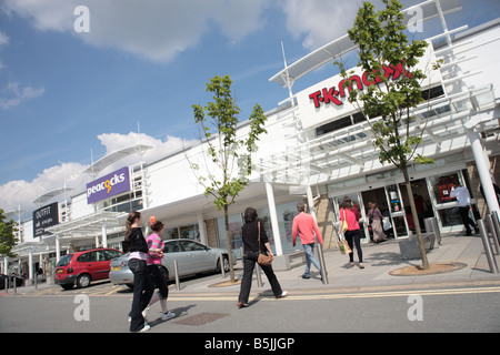 Gli amanti dello shopping a piedi in TK Maxx a Telford Forge Shopping Park azionato dalla giunzione Foto Stock