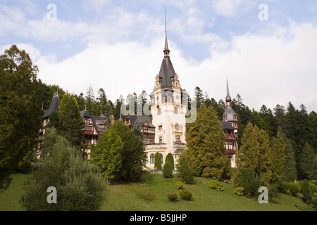 Sinaia Prahova Transilvania Romania del XIX secolo castello di Peles e motivi su pendio boschivo affacciato sulla Valle di Prahova Foto Stock