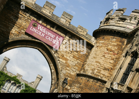 Città di Lincoln, Inghilterra. Angolo di visualizzazione di East Gate ingresso visitatori a Guglielmo il Conquistatore costruito Lincoln Castle. Foto Stock