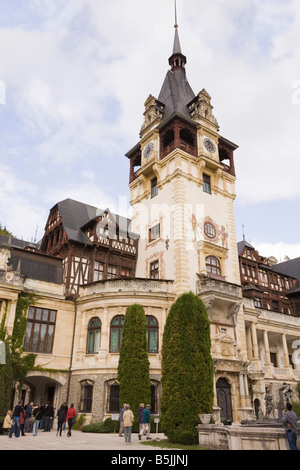 Sinaia Prahova Transilvania Romania del XIX secolo castello di Peles orologio sulla torre principale Neo Rinascimentale Foto Stock