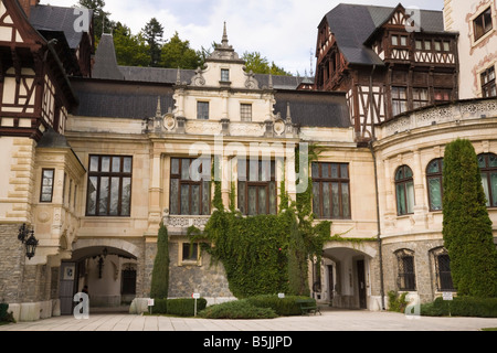 Sinaia Prahova Transilvania Romania del XIX secolo castello di Peles del visitatore ingresso Neo Rinascimentale Foto Stock