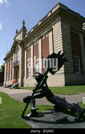 Città di Lincoln, Inghilterra. Michael Sandle 'un possente colpo per la libertà" scultura in bronzo a Temple Gardens. Foto Stock