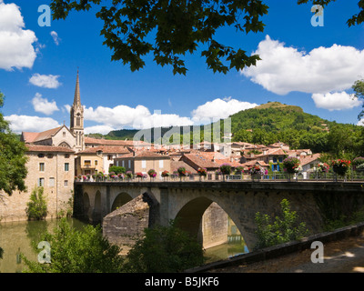 Il ponte sopra l'Aveyron presso il St Antonin Noble Val, Tarn et Garonne, Francia, Europa Foto Stock