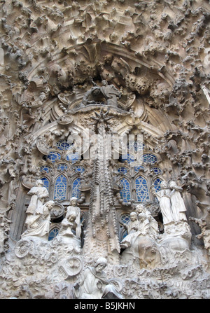 In pietra scolpita freize dei bambini / angeli guardando verso il basso sulla scena della natività su Gaudi Sagrada Familia di Barcellona Foto Stock