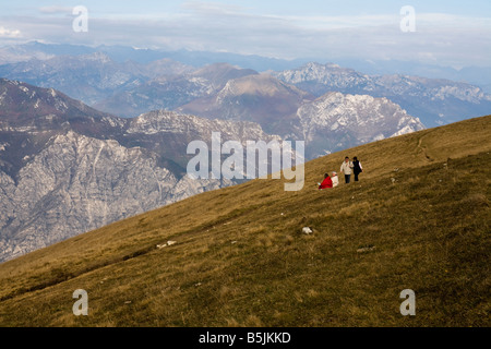 Il Monte Baldo, Malcesine, Veneto. I turisti ammirando la vista dalla cima del Monte Baldo. Italia Foto Stock