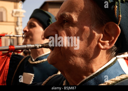 Musicisti durante la Votiva street processione, il Palio di Siena, Italia Foto Stock