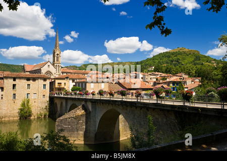 Il ponte sopra l'Aveyron presso il St Antonin Noble Val, Tarn et Garonne, Francia, Europa Foto Stock