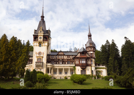 Sinaia Prahova Transilvania Romania del XIX secolo castello di Peles e motivi su pendio boschivo affacciato sulla Valle di Prahova Foto Stock