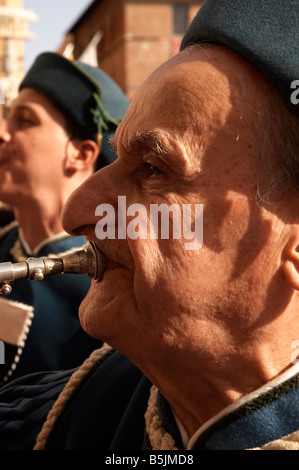 Un musicista durante la Votiva street processione, il Palio di Siena, Italia Foto Stock