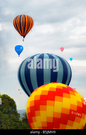 Colorate mongolfiere che salgono in diagonale al Bristol Balloon Fiesta, Inghilterra. Foto Stock