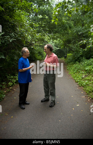 Due sessanta qualcosa di anni gli uomini vecchi trascorrere del tempo insieme in un parco di Brooklyn a New York Foto Stock