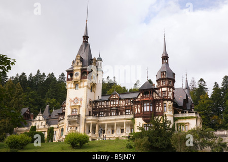 Sinaia Prahova Transilvania Romania del XIX secolo castello di Peles e motivi su pendio boschivo affacciato sulla Valle di Prahova Foto Stock