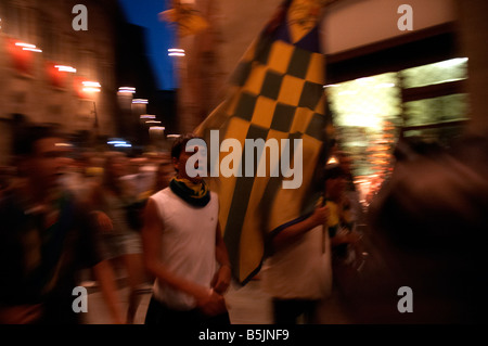 Vincente il Bruco contrada sfilano per le strade di Siena dopo aver vinto il Palio di Siena, Italia Foto Stock