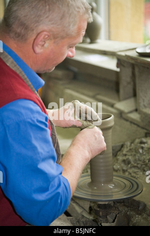 Marginea Romania l'Europa. Uomo di gettare una pentola di creta vaso utilizzando un tornio del vasaio Foto Stock