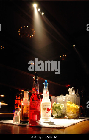 Un overhead spotlight evidenzia le bevande alcoliche in un bar. Foto Stock