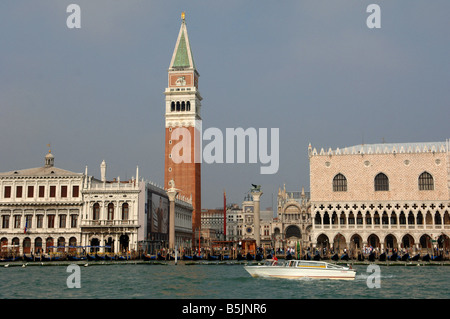 Vista dalla laguna - Grand Canal di Campinale San Marco Foto Stock