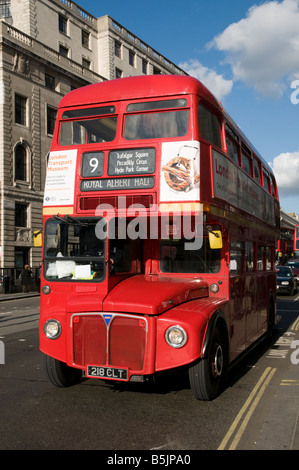 Numero 9 red double decker bus Routemaster Londra Inghilterra REGNO UNITO Foto Stock
