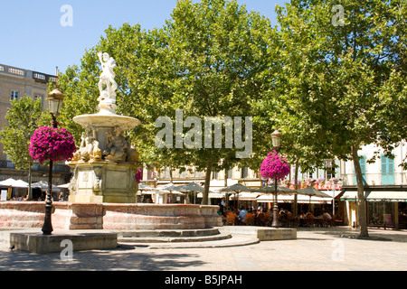 Town Square Place Carnot a Carcassonne in marmo con fontana e statua di Nettuno, il dio del mare Foto Stock