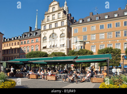 Le persone che si godono le estati calde giornata in outdoor cafe Gamla Stan Stoccolma Svezia Foto Stock