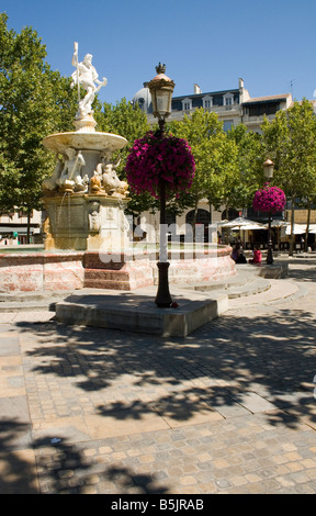 Place Carnot Carcassonne con fontana in marmo e statua del Nettuno Foto Stock