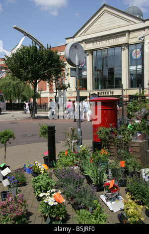 Città di Lincoln, Inghilterra. Il fiume Witham entrata a Lincoln il Waterside Shopping Center. Foto Stock