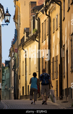 Due persone che camminano home Prastgaten Gamla Stan Stoccolma Svezia Foto Stock