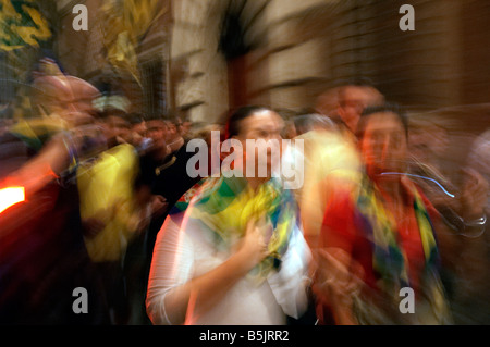 Vincente il Bruco contrada sfilano per le strade di Siena dopo aver vinto il Palio di Siena, Italia Foto Stock