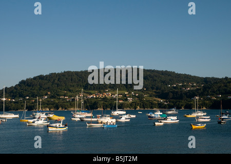 Villaggio di Pescatori di Redes sul Rias Altas Galizia Spagna Foto Stock